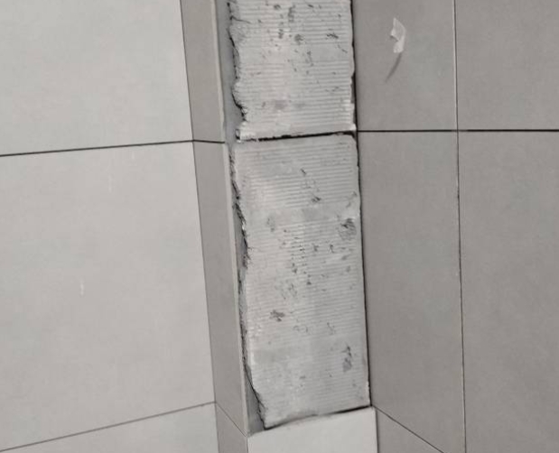 南郊瓷砖空鼓维修公司分享下瓷砖施工前基层浇水润湿程度不足，可能导致以下问题